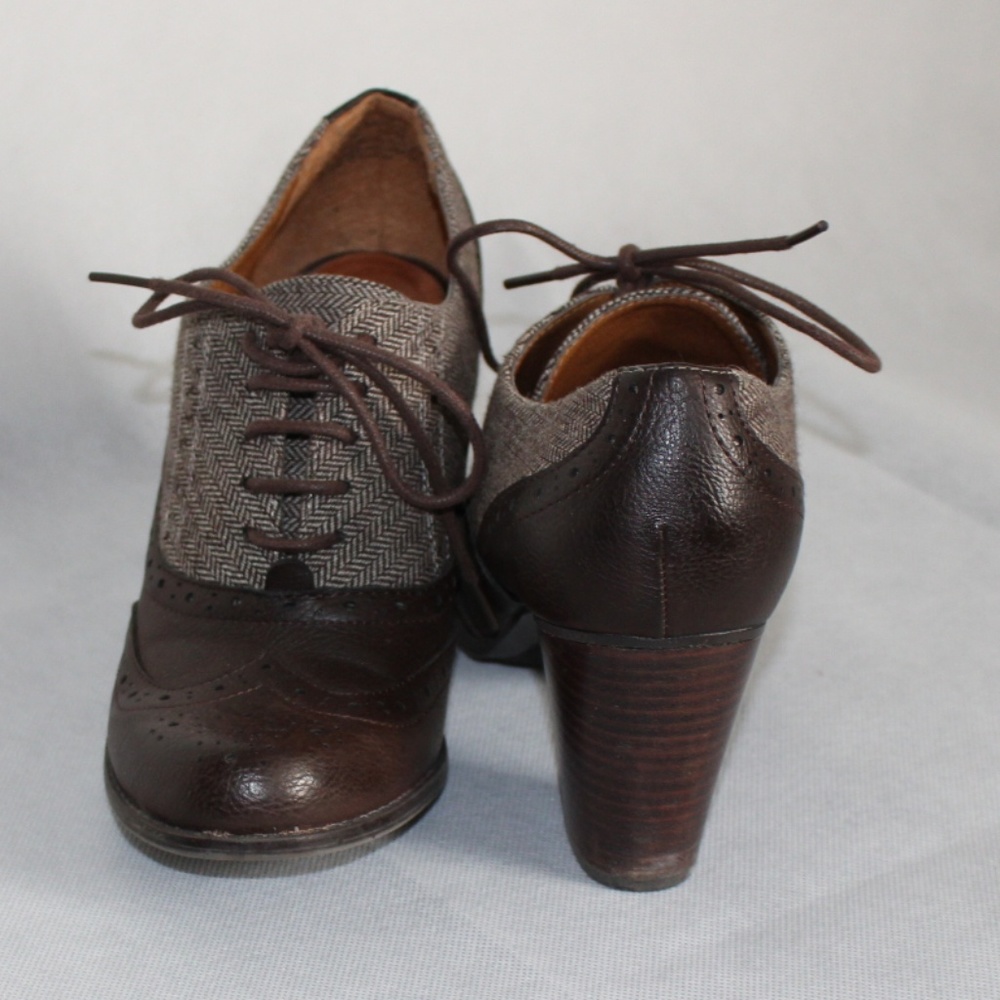 GH Bass & Co Brown Oxford Heels